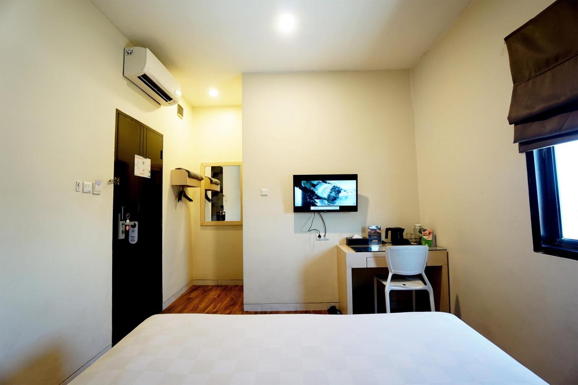 Hotel 88 Mangga Besar Raya 120 Jakarta By Wh Exterior photo
